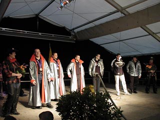 Bild der erfolgreichen Sportler im Festzelt vergr�ssern