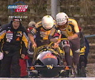 Martin Annen und Beat Hefti beim Sart in Igls kr�ftig angefeuert von Urs Moser
